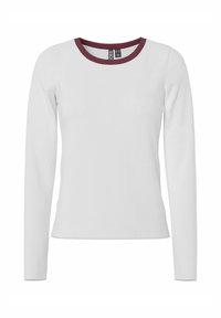 Vit långärmad ribbad tröja med rund vinröd halsringning, uppvisad mot en enkel bakgrund.