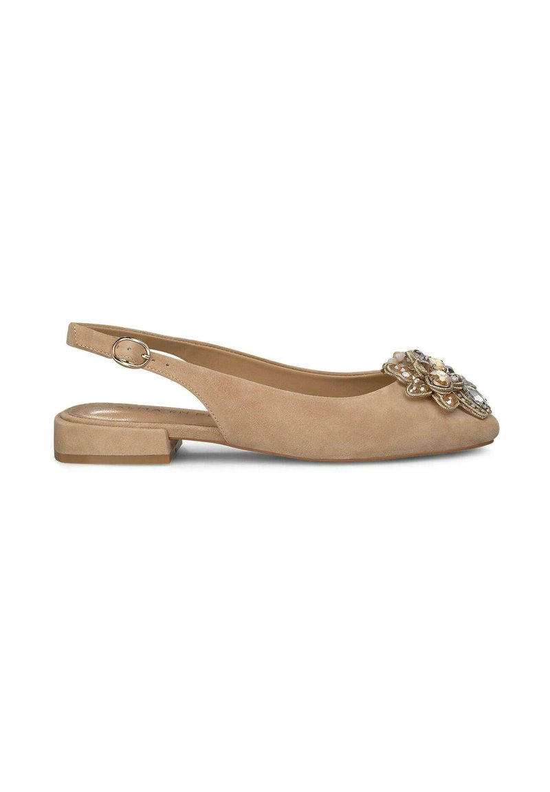 Beige suède slingback schoen met een ronde neus, lage blokhak en decoratieve bloemversiering aan de voorkant. Glad oppervlakte overal.