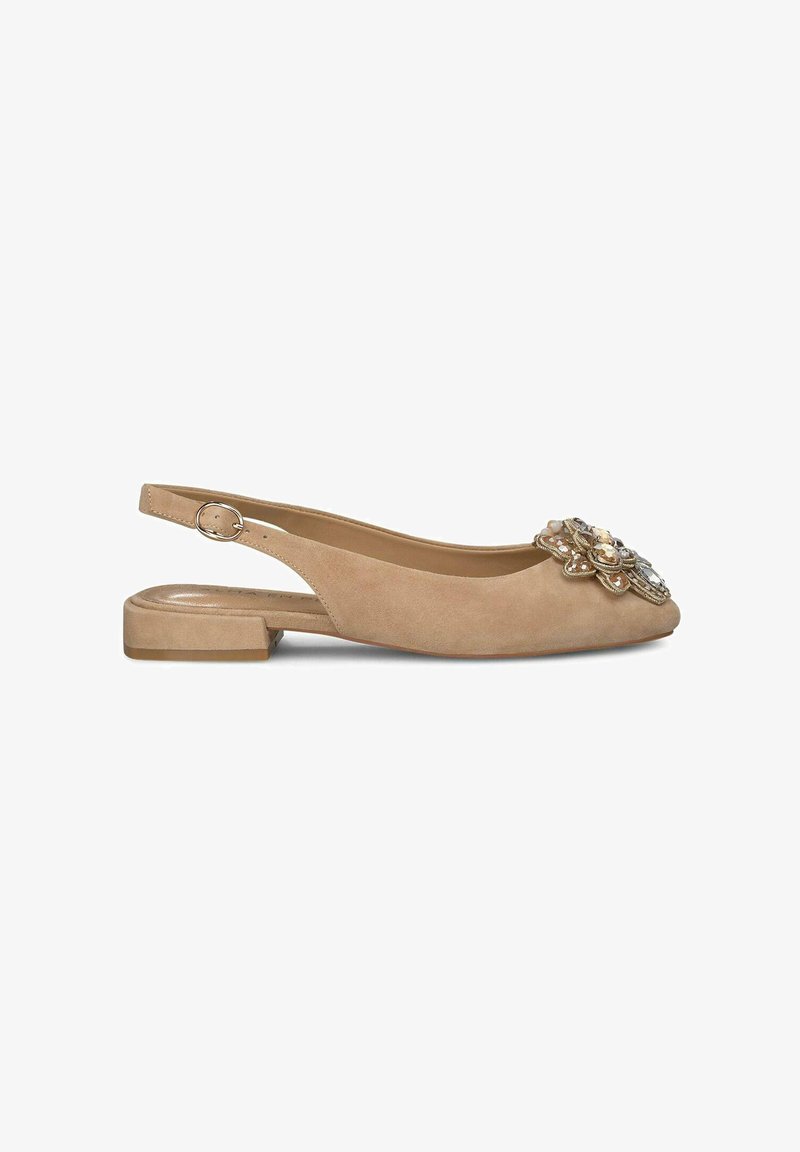 Scarpa slingback beige in suede con punta arrotondata, tacco basso a blocco e decorazione floreale sulla parte anteriore. Texture liscia in tutto.