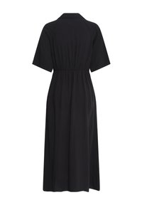 Črna midi obleka s kratkimi rokavi, ovratnikom, elastičnim pasom in ohlapno, tekočo krilom, prikazana od zadaj na belem ozadju.