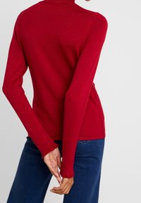 comma Svetr - red