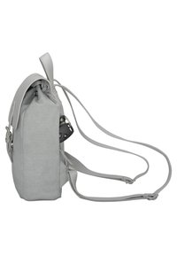 Harmaa kankainen reppu, jossa on jämäkkä muoto, säädettävät hihnat, yläkiinnitys ja pieni sivutasku, josta paljastuu avainkaulus.