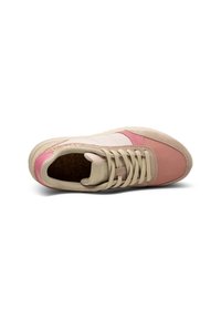 Sportschuh mit einer hellbeigen Oberseite, rosa Akzenten und einer strukturierten Gummisohle. Verfügt über eine Schnürung und atmungsaktive Mesh-Bereiche.