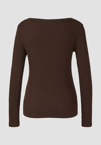 Brązowa bluzka z długim rękawem o dopasowanym kroju, prążkowanej teksturze i subtelnym dekolcie w łódkę. Wykonana z miękkiego, elastycznego materiału zapewniającego komfort.