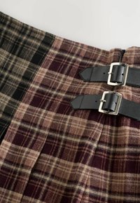 PETITE FIT - CHECK KNEE LENGTH KILT  - A-silueta svārki - red black spliced