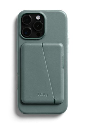 Custodia per telefono in pelle verde con finitura texturizzata, porta tessere sul retro, ritagli precisi per la fotocamera e i pulsanti laterali. Logo impresso in basso a destra.