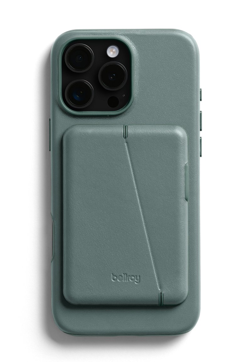 Grünes Leder-Handyhülle mit strukturierter Oberfläche, Kartenfach auf der Rückseite, präzise Aussparungen für Kamera und Seitentasten. Logo unten rechts geprägt.