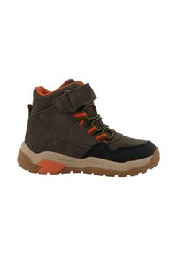 Wysokie buty outdoor w brązowym zamszu i siateczce, z pomarańczowymi akcentami, gumową podeszwą, regulowanym paskiem oraz kontrastującą czarną czubkiem.