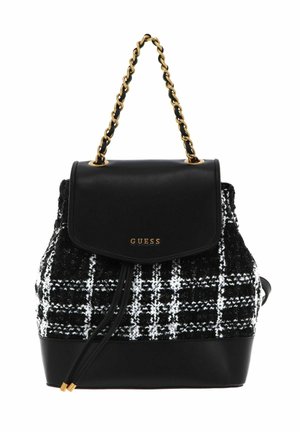 Zwart-witte tweed rugzak met een zwarte leren flap, goudkleurig "GUESS" logo, trekkoord en handvat met goudkleurige accenten.