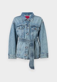 Lys blå denimjakke med belte i midjen, spiss krage og to brystlommer. Har sølvknapper og en lett slitt tekstur.