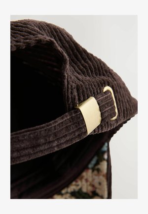 Rjav kordurojski nahrbtnik z teksturirano površino, ki vsebuje zlate kovinske zaponke in cvetlične poudarke ob strani.