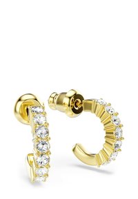 Guldörhängen med ringform, prydda med växelvis runda och baguette-formade klara ädelstenar, med tryckbaksklassar på en vit bakgrund.