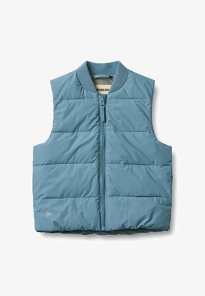 Světlomodrá prošívaná vesta bez rukávů s předním zipem a žebrovaným límcem, složená a položena na bílém pozadí.
