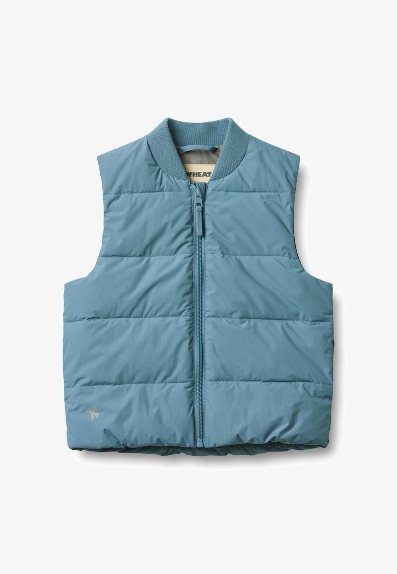 Vestă albastru deschis, căptușită, fără mâneci, cu fermoar frontal și guler striat, pliată plat pe un fundal alb.