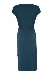 Vestido turquesa con mangas cortas y cintura ceñida. Hecho de tejido acanalado, presenta una silueta recta que llega a la mitad de la pantorrilla.
