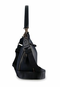 Borsa in pelle nera con finitura texturizzata, dotata di una cerniera laterale e di una tracolla larga e staccabile con logo. Include una maniglia superiore liscia.