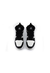 Höga sneakers med en svart tygöverdel, vita läderdetaljer, perforerad tå och svarta skosnören. Logotyp synlig på tungan.