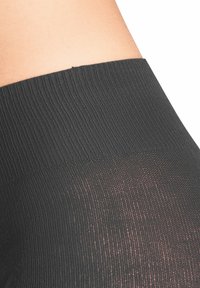 Schwarze, gerippte Leggings mit einem breiten Bund, aus einem dehnbaren Material gefertigt, mit einer glatten Textur und einem leichten Glanz.