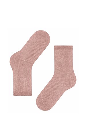Paire de chaussettes tricotées côtelées de couleur brun clair, posées à plat sur un fond blanc, une chaussette légèrement inclinée.