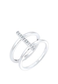 Silberring mit zwei verflochtenen Bändern und einem horizontalen Balken, der mit kleinen klaren Steinen besetzt ist. Mit "925" gekennzeichnet für die Echtheit von Sterlingsilber.