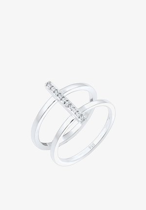 Silberring mit zwei verflochtenen Bändern und einem horizontalen Balken, der mit kleinen klaren Steinen besetzt ist. Mit "925" gekennzeichnet für die Echtheit von Sterlingsilber.