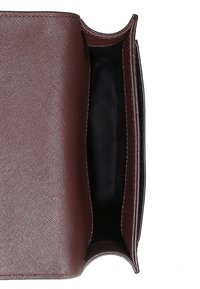 Burgundská syntetická kabelka s texturovaným povrchem, zakřiveným otevíráním a černým textilním interiérem. Bez viditelného kovového příslušenství či ozdob.