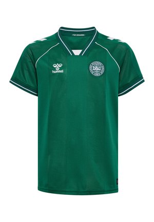 Groene Deense voetbalshirt met wit hummel-logo op de rechterborst en nationaal teamwapen op de linkerborst, met witte bies aan mouwen en kraag.
