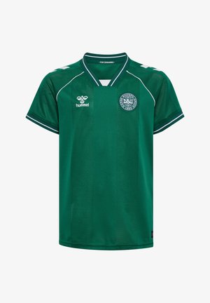 Grünes dänisches Fußballtrikot mit weißem Hummel-Logo auf der rechten Brustseite und dem Nationalmannschaftswappen auf der linken Brustseite, mit weißem Besatz an Ärmeln und Kragen.