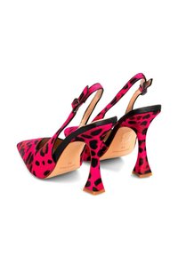 Zapatos de tacón alto tipo slingback con estampado de leopardo rosa, punta afilada, único tacón curvado y correa de tobillo ajustable. Textura suave, diseño audaz.