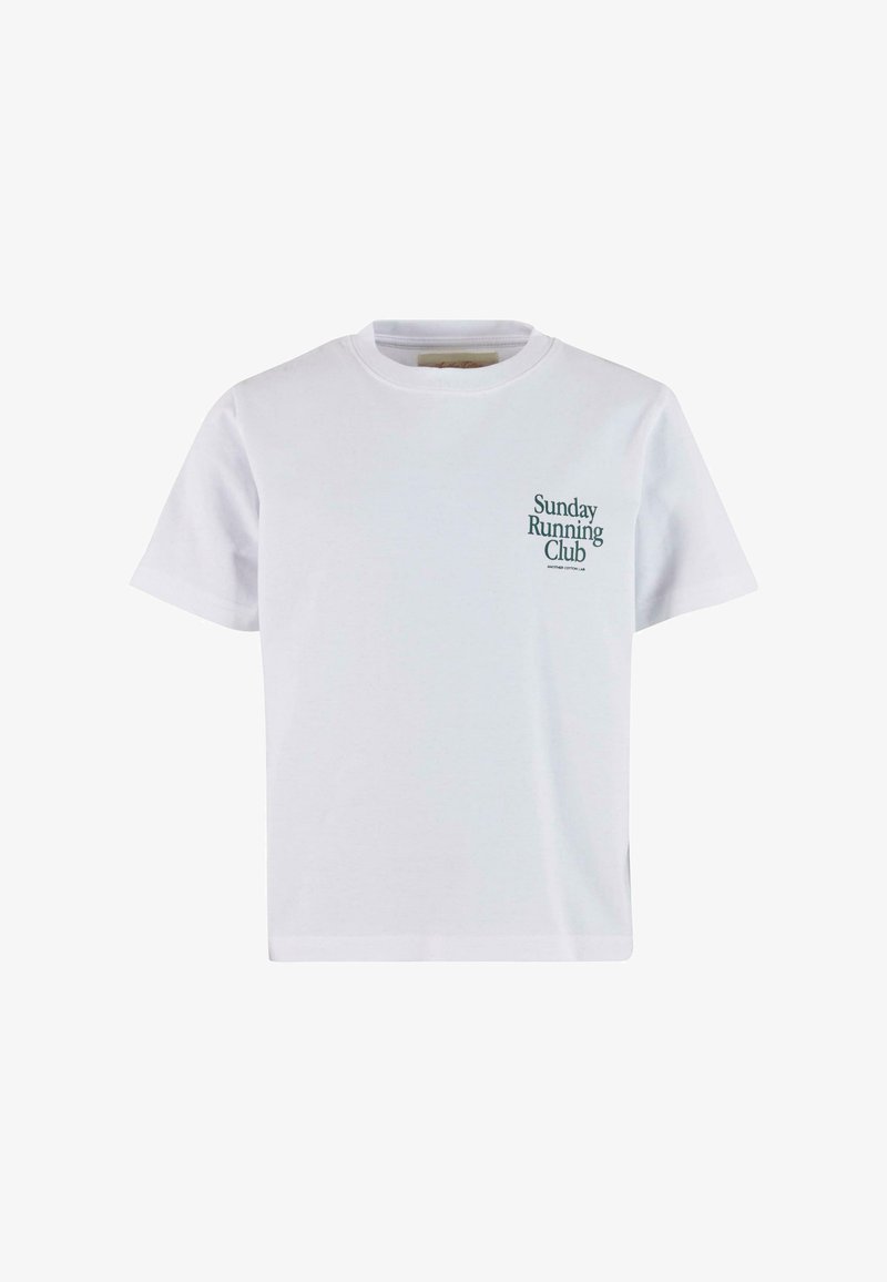 Balta medvilninė marškinėliai su apykakle, trumpomis rankovėmis ir žaliais printais kairėje krūtinės pusėje, kuriuose parašyta "Sekmadienio bėgimo klubas."