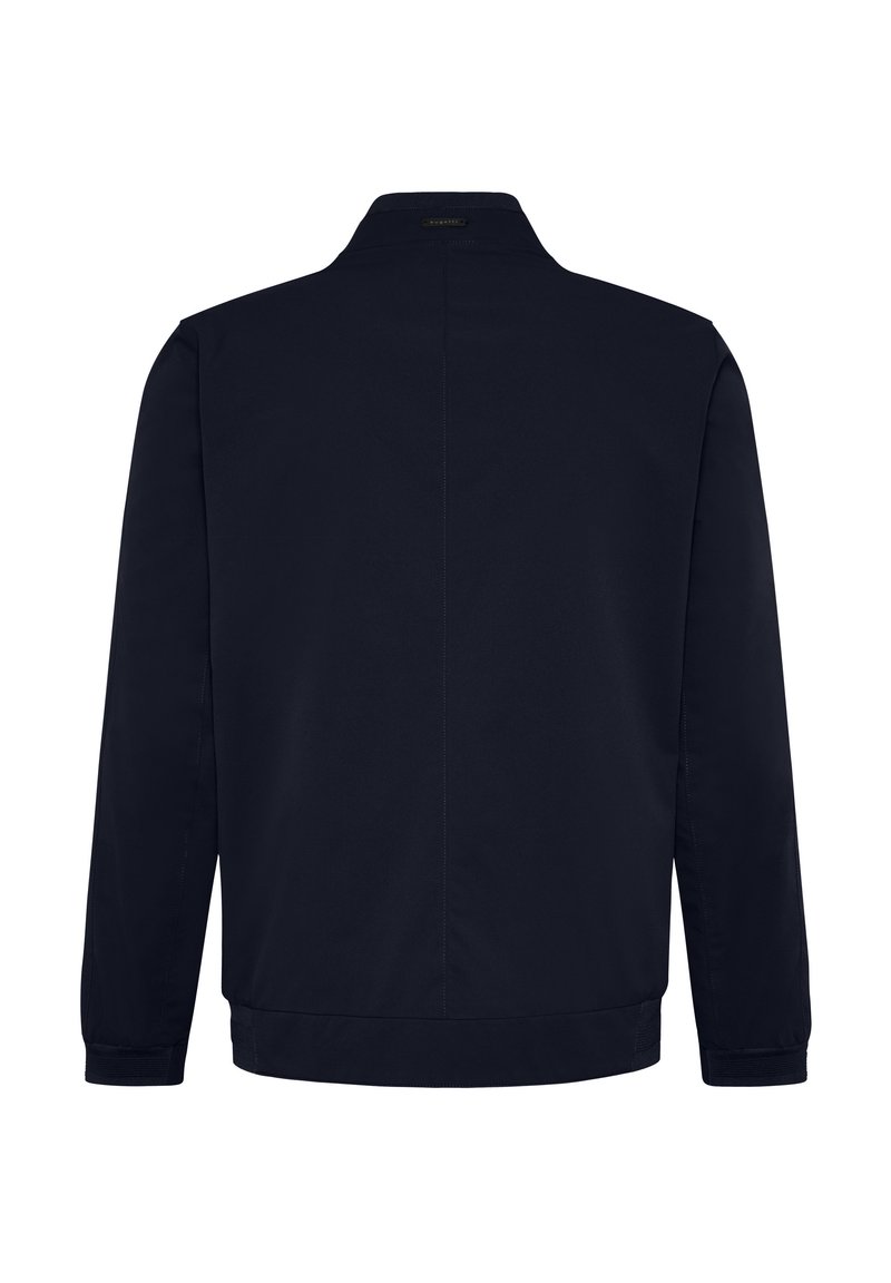 Veste bleu marine, en tissu léger, avec col montant, poignets élastiques et ourlet. Design simple sans motifs visibles ni détails matériels.