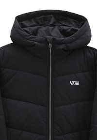 Chaqueta acolchada negra con cremallera frontal, capucha y logotipo de Vans en blanco en el lado izquierdo del pecho. Presenta una textura acolchada y un acabado de tela suave.