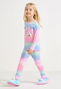Kahepoolsed laste pidžaamad, millel on pastelsed roosa ja sinise toonidega üleminek; pika varrukaga särk unicorniga graafikaga, pehmed fliisist sussid.