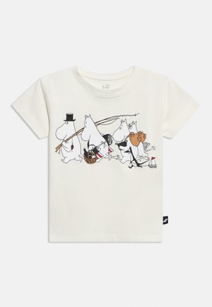Wit T-shirt met een print van zes stripfiguren die lijken op nijlpaarden, lopend en vissershengels, manden en een klein speelgoedzeilbootje dragend.