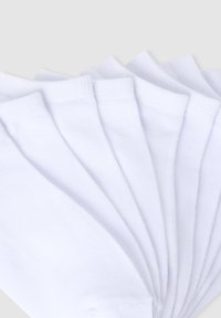 Calzini di cotone bianchi disposti a ventaglio, che mostrano polsini a costine e una texture liscia. Ogni calzino è di dimensioni uniformi e semplice.