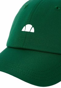 Grüne Mütze aus glattem Stoff, mit einem gebogenen Schild und einem weißen Logodetail. Die Naht entlang des Schirms ist sichtbar.