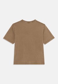 Brun bomull t-skjorte med korte ermer, rund hals og rett nederkant. Myk tekstur med et enkelt design uten synlige logoer eller mønstre.