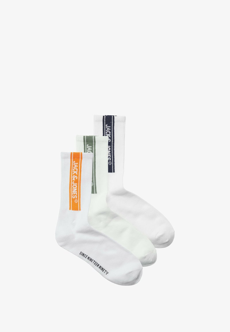 Drie paar witte katoenen sokken met geribbelde boord. Kenmerkt gekleurde strepen: oranje, groen en marineblauw met het merkgemerk. Tekst op de voet.