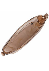 Borsa in pelle marrone con una cerniera dorata. Gli interni presentano una fodera in tessuto chiaro con dettagli di tasca e una finitura liscia.