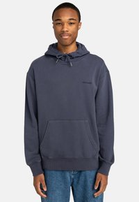 Sudadera con capucha de color azul marino, hecha de una mezcla de algodón, que cuenta con un bolsillo tipo canguro, capucha ajustable y logo bordado en el pecho.