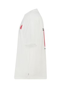 T-shirt en coton blanc à manches courtes, avec un motif graphique rouge sur le devant et un texte noir sur le côté. Coupe simple et décontractée.