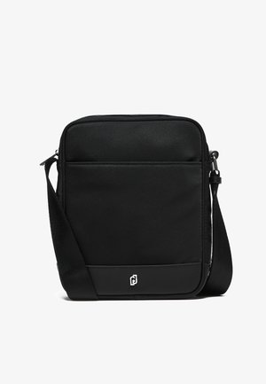 Borsa a tracolla nera realizzata in un tessuto durevole con una superficie liscia, dotata di chiusura con zip, tracolla regolabile e tasca frontale.