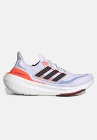 Buty do biegania Adidas Ultraboost w kolorze białym z różowymi i czarnymi akcentami. Posiadają teksturowaną cholewkę, amortyzowaną podeszwę oraz warstwowy design.