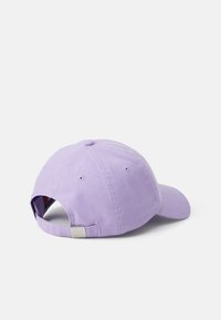 Lilla bomull baseballcaps med justerbar stropp bak, buet skjerm og sydd ventilasjonshull på toppen.