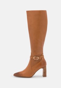 Bota de cuero marrón hasta la rodilla con punta afilada, detalle de hebilla a juego en el tobillo y un tacón cuadrado texturizado.