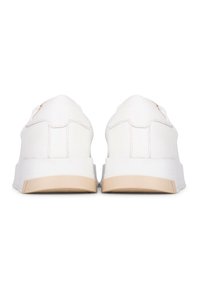 Zapatillas de cuero blancas con un acabado texturizado, diseño minimalista, suela de goma beige y detalles de costura sutiles en la parte trasera.