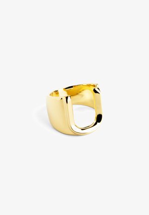 Guld ring med en bred bånd og åben U-formet design. Glat, reflekterende overflade med en poleret finish og afrundede kanter.