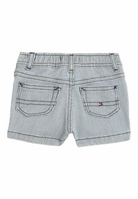 Shorts in denim a righe con un motivo blu e bianco, dotati di due tasche posteriori, dettagli cuciti e un orlo arrotolato.