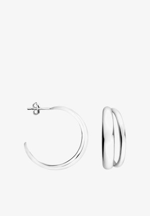 Zilveren oorringen met een glad, afgerond ontwerp. Elke oorbel heeft een stevige sluiting met een staafje aan de achterkant. Elegante, minimalistische vorm.