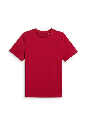 Prosty czerwony T-shirt z krótkim rękawem i okrągłym dekoltem z małym tłoczonym logo na lewej piersi, ułożony na płasko na białym tle.